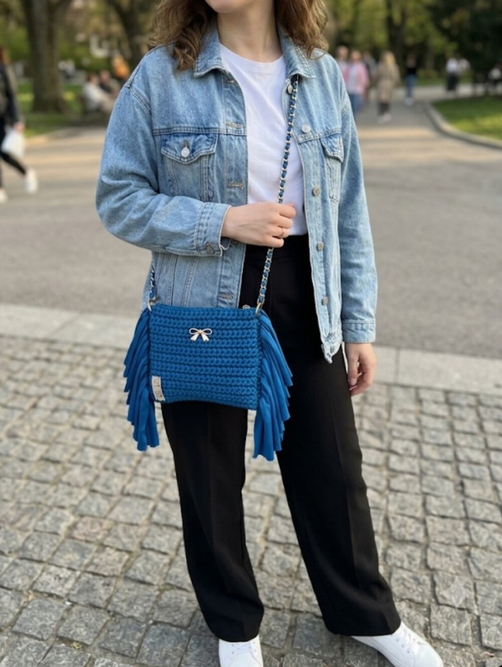 Hand-woven mini crossbody and shoulder bag with blue side fringe Casual.